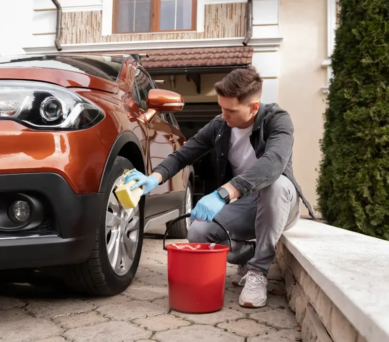 Lavage auto à domicile Saint-Laurent-Chabreuges : professionnel intervenant sur un véhicule
